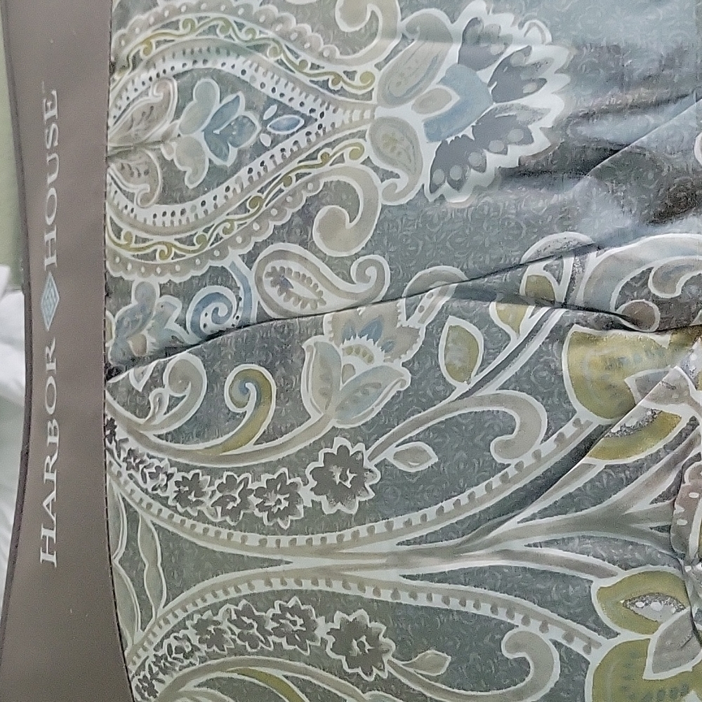 Comforter, pillow shams